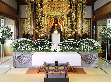 お寺の本堂での「供養感の高い」通夜式・告別式